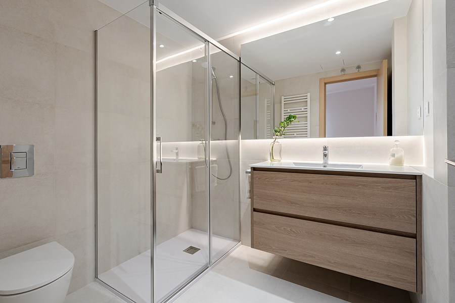 Bathroom suite 1 on the 4-bedroom floor of the Lérida 8 Building.
